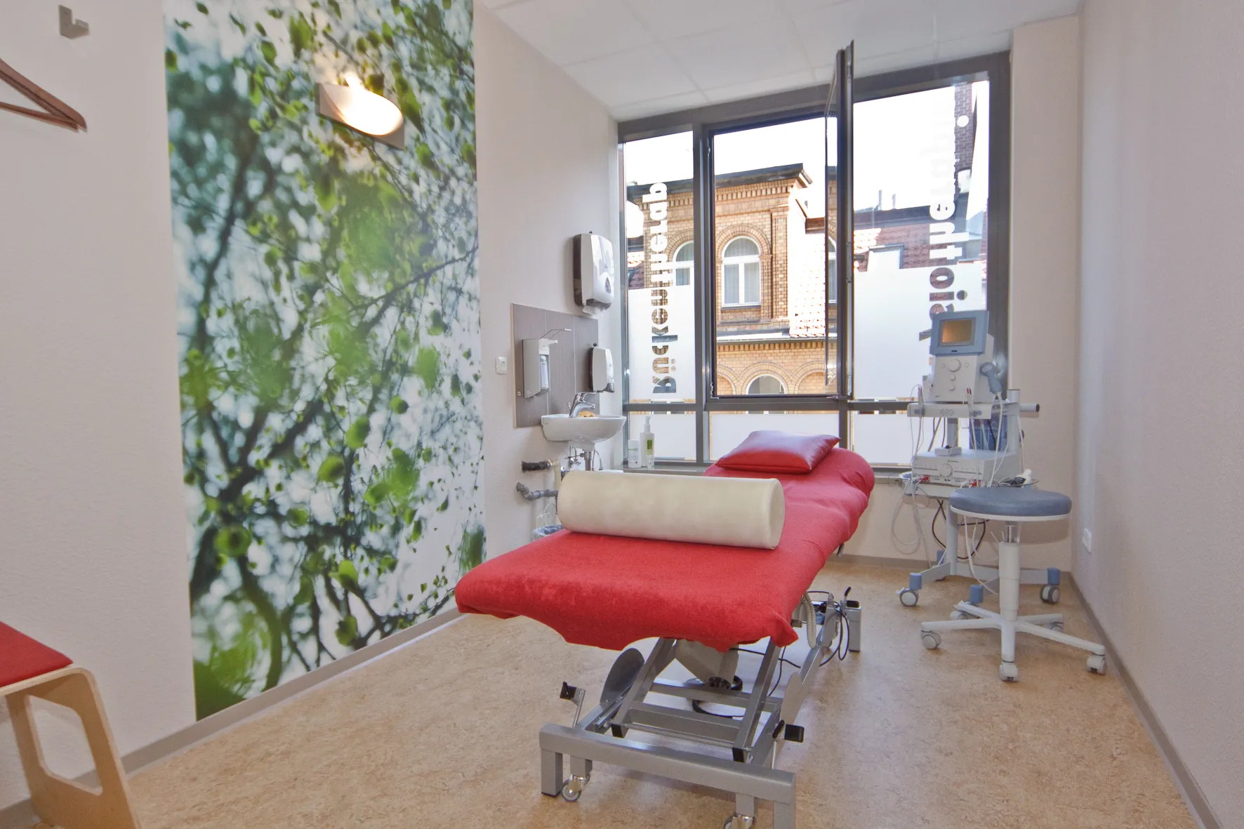 Behandlungsraum mit Therapieliege im FPZ Halle
