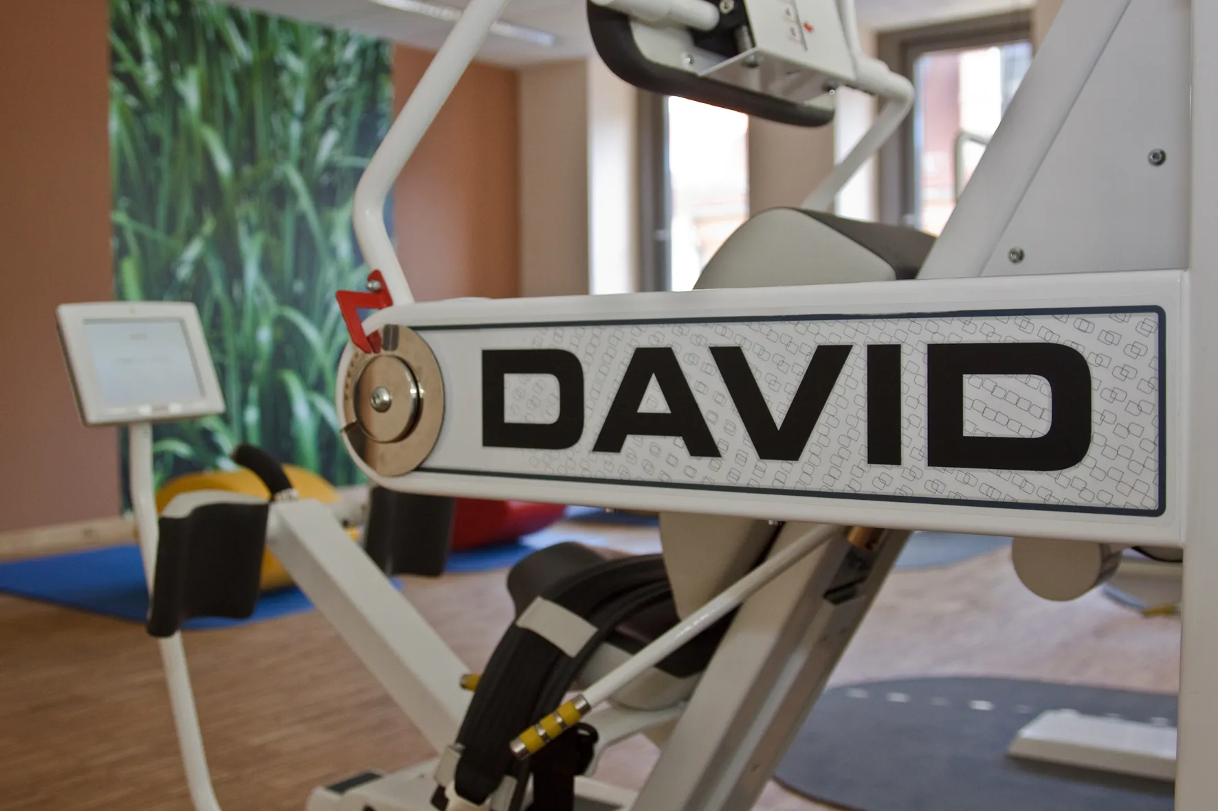 Nahaufnahme eines DAVID-Therapiegeräts im Trainingsraum des FPZ Halle