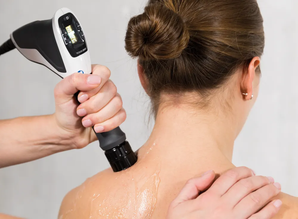 Radiofrequenztherapie am Nacken einer Patientin