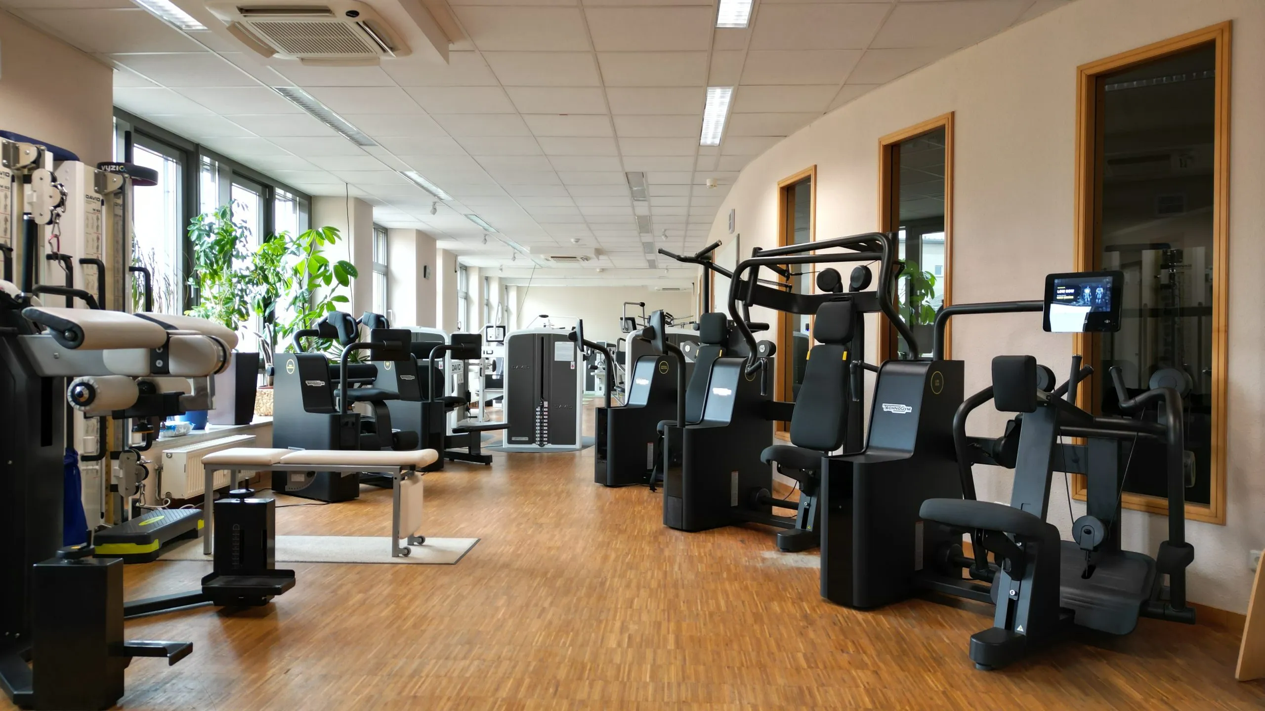 Reihe medizinischer Trainingsgeräte auf der Trainingsfläche des FPZ Halle